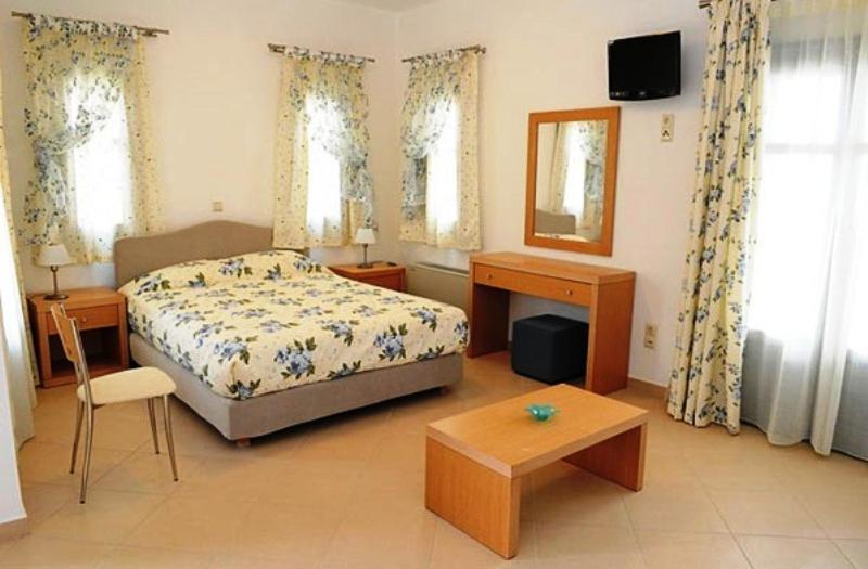 Augustis Suites Ormos  Zimmer foto